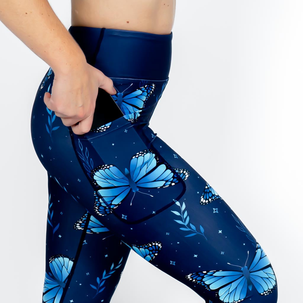 Kvinde i højtaljede mønstrede capris. Capris har lommer på begge sider. Meget elastiske og squat proof.