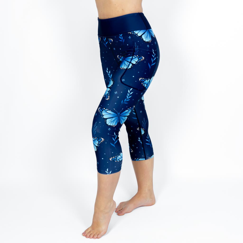 Kvinde i højtaljede mønstrede capris. Capris har lommer på begge sider. Meget elastiske og squat proof.
