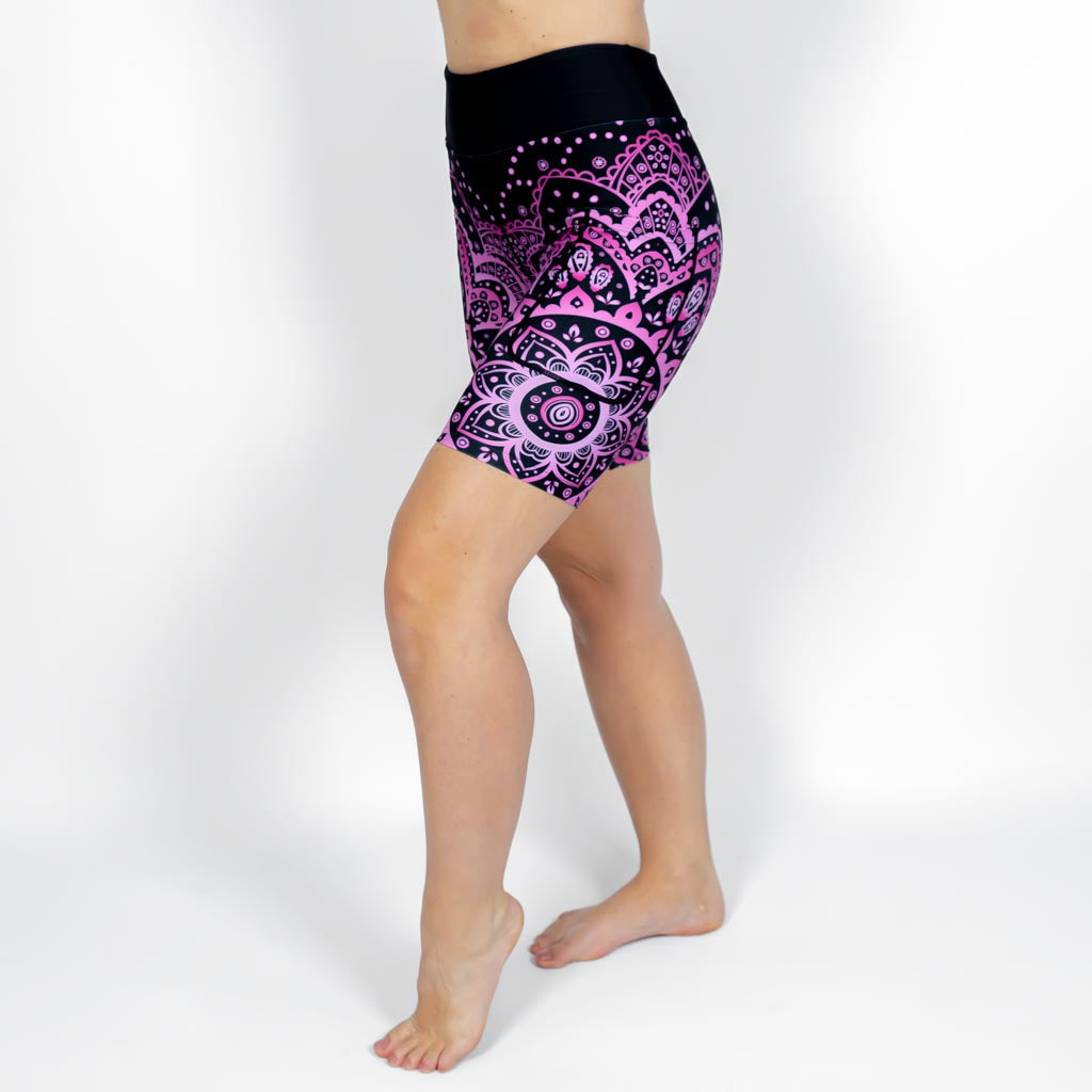 Kvinde i højtaljede mønstrede shorts. Shorts har lommer på begge sider. Meget elastiske og squat proof.