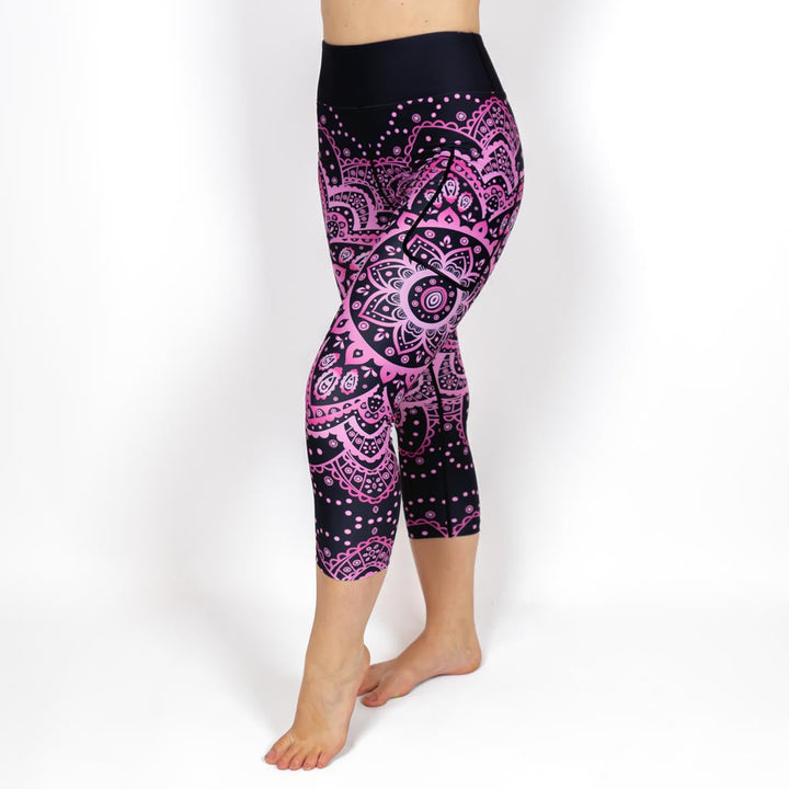 Kvinde i højtaljede mønstrede capris. Capris har lommer på begge sider. Meget elastiske og squat proof.