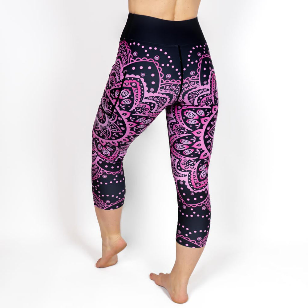 Kvinde i højtaljede mønstrede capris. Capris har lommer på begge sider. Meget elastiske og squat proof.