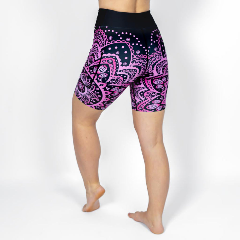 Kvinde i højtaljede mønstrede shorts. Shorts har lommer på begge sider. Meget elastiske og squat proof.