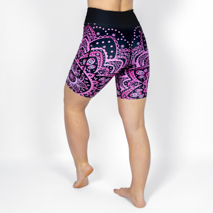 Kvinde i højtaljede mønstrede shorts. Shorts har lommer på begge sider. Meget elastiske og squat proof.