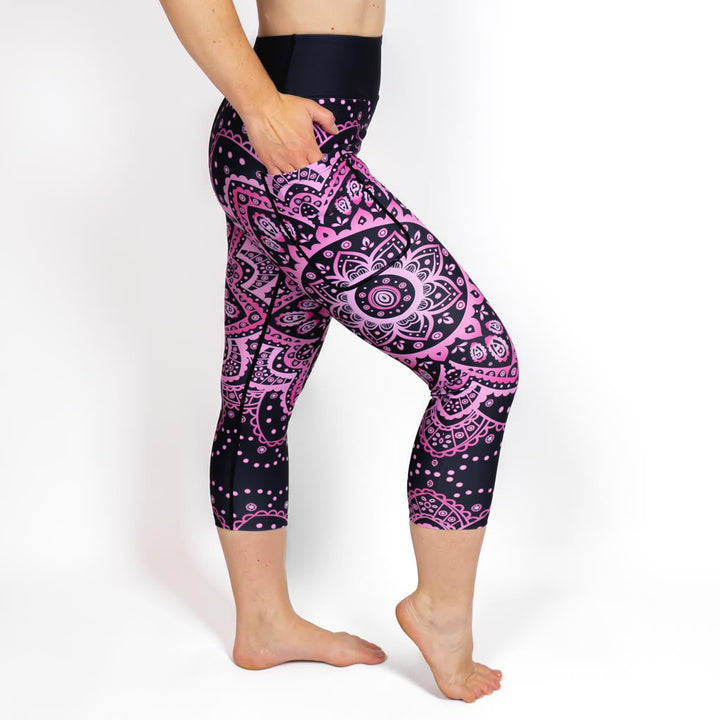 Kvinde i højtaljede mønstrede capris. Capris har lommer på begge sider. Meget elastiske og squat proof.