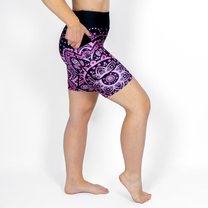 Kvinde i højtaljede mønstrede shorts. Shorts har lommer på begge sider. Meget elastiske og squat proof.