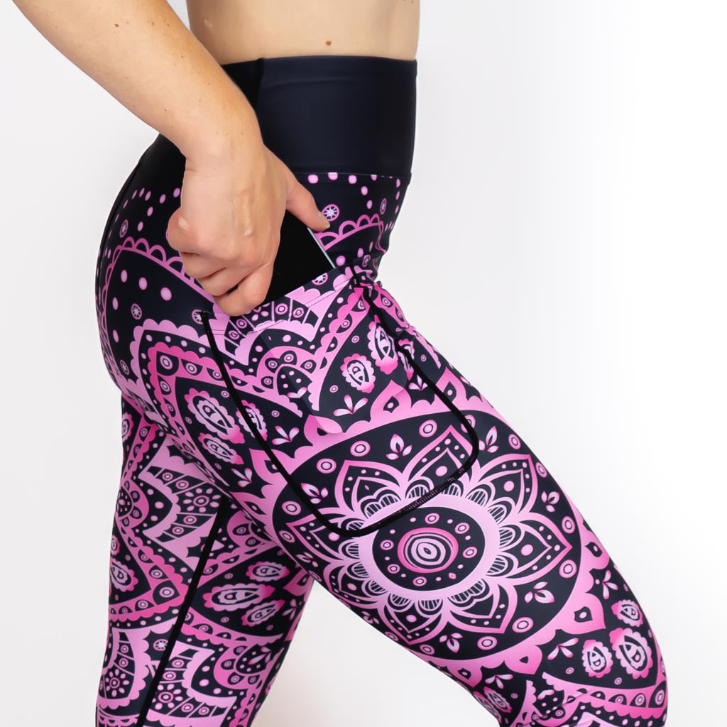 Kvinde i højtaljede mønstrede capris. Capris har lommer på begge sider. Meget elastiske og squat proof.