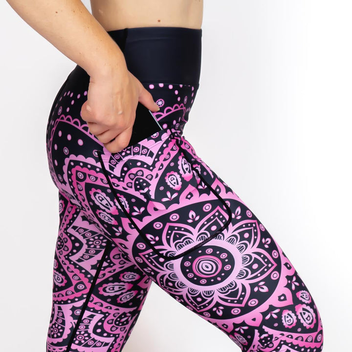 Kvinde i højtaljede mønstrede capris. Capris har lommer på begge sider. Meget elastiske og squat proof.
