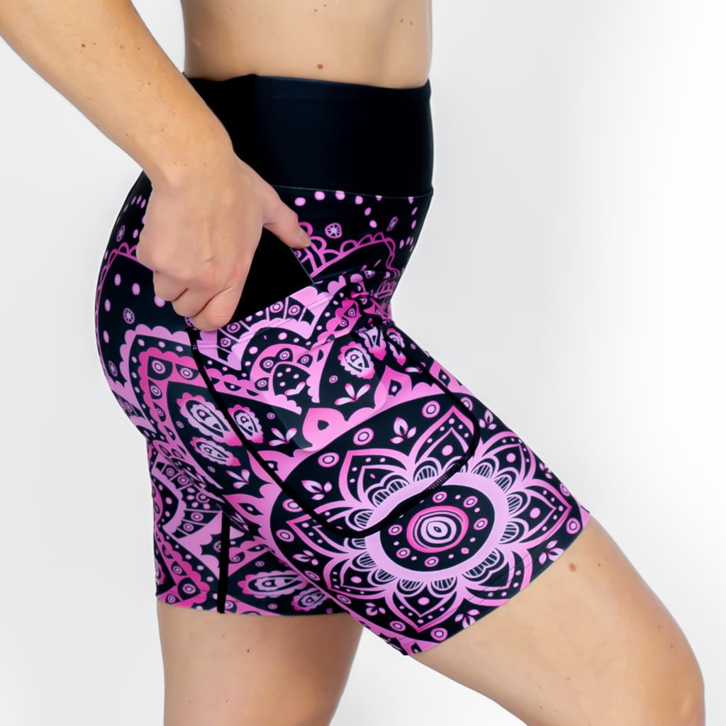 Kvinde i højtaljede mønstrede shorts. Shorts har lommer på begge sider. Meget elastiske og squat proof.