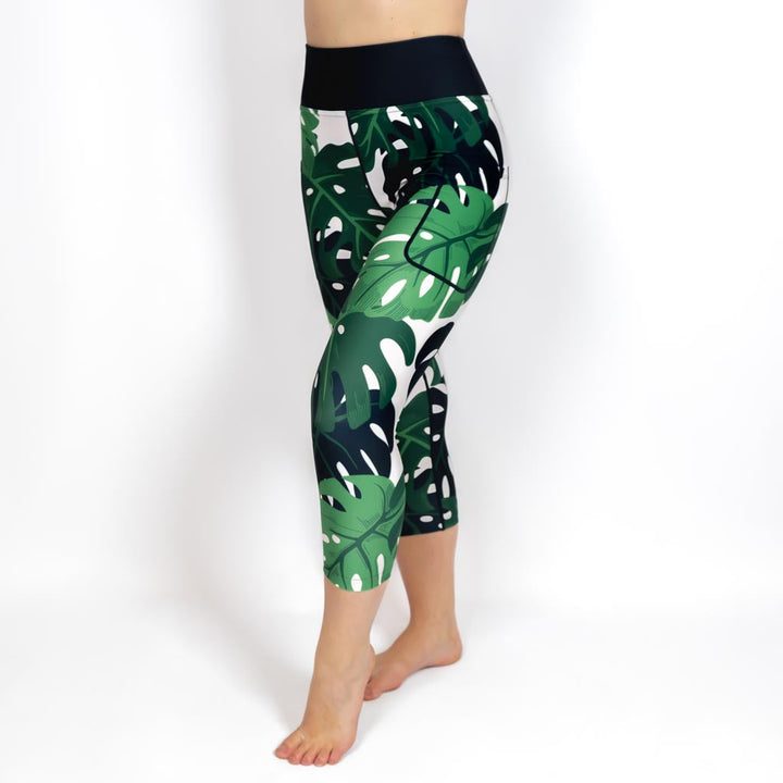 Kvinde i højtaljede mønstrede capris. Capris har lommer på begge sider. Meget elastiske og squat proof.