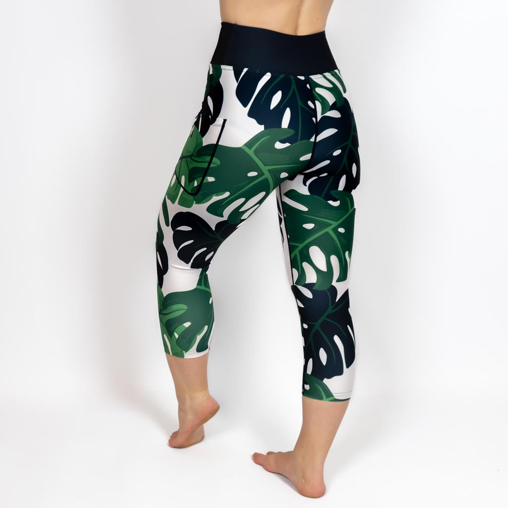 Kvinde i højtaljede mønstrede capris. Capris har lommer på begge sider. Meget elastiske og squat proof.