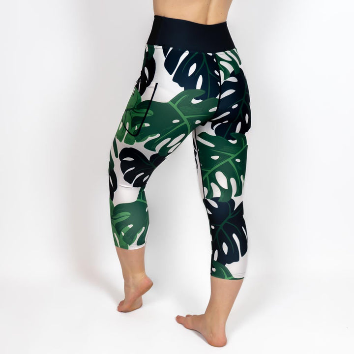 Kvinde i højtaljede mønstrede capris. Capris har lommer på begge sider. Meget elastiske og squat proof.