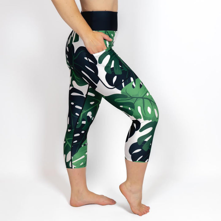 Kvinde i højtaljede mønstrede capris. Capris har lommer på begge sider. Meget elastiske og squat proof.