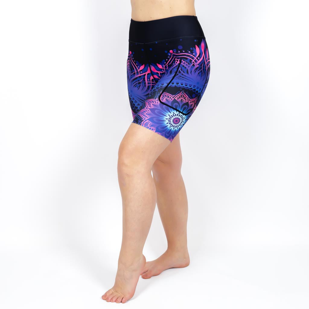 Kvinde i højtaljede mønstrede leggings. Tights har lommer på begge sider. Meget elastiske og squat proof.