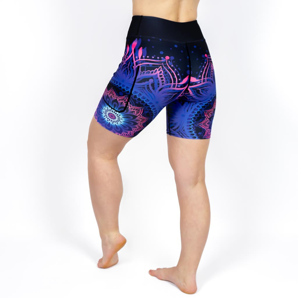 Kvinde i højtaljede mønstrede leggings. Tights har lommer på begge sider. Meget elastiske og squat proof.