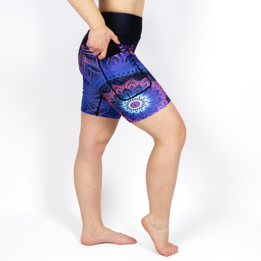 Kvinde i højtaljede mønstrede leggings. Tights har lommer på begge sider. Meget elastiske og squat proof.