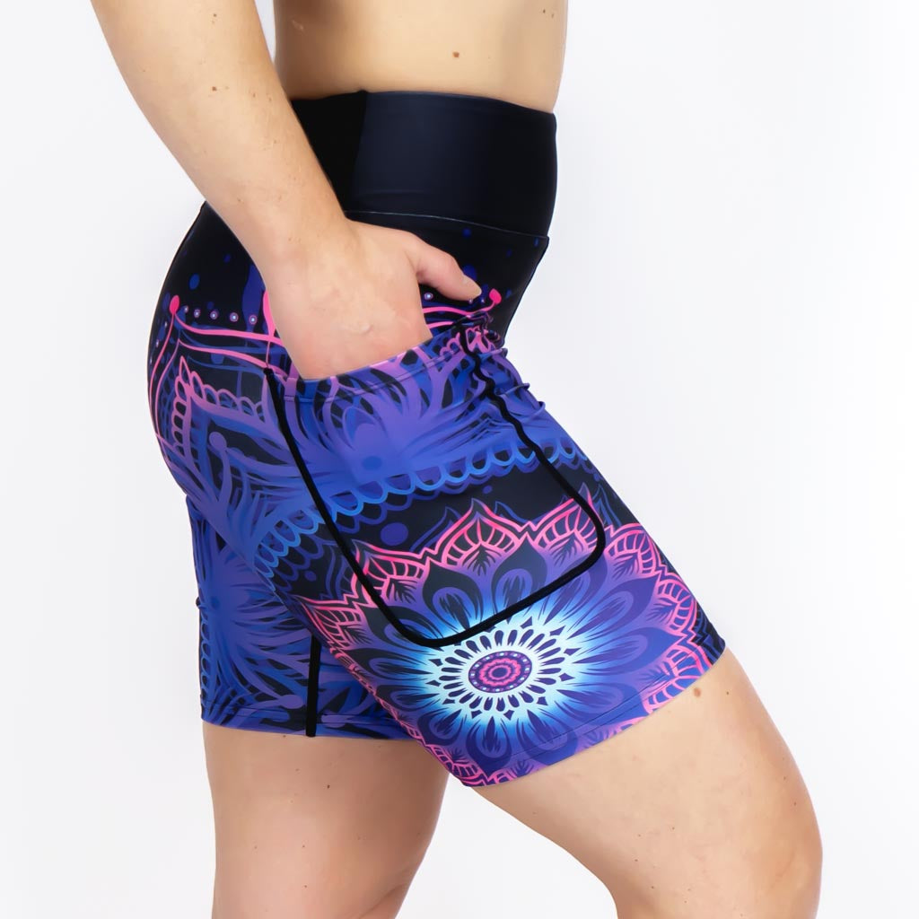 Kvinde i højtaljede mønstrede leggings. Tights har lommer på begge sider. Meget elastiske og squat proof.