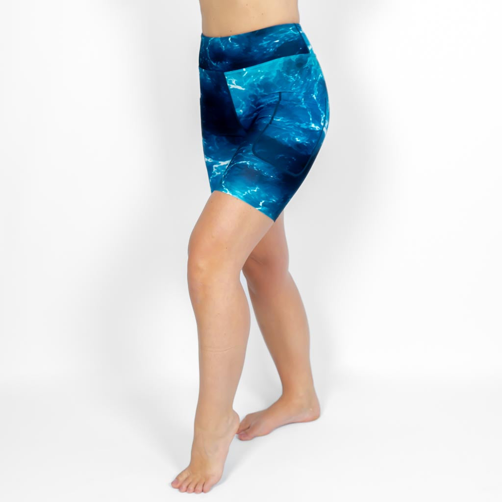 Kvinde i højtaljede mønstrede shorts. Shorts har lommer på begge sider. Meget elastiske og squat proof.