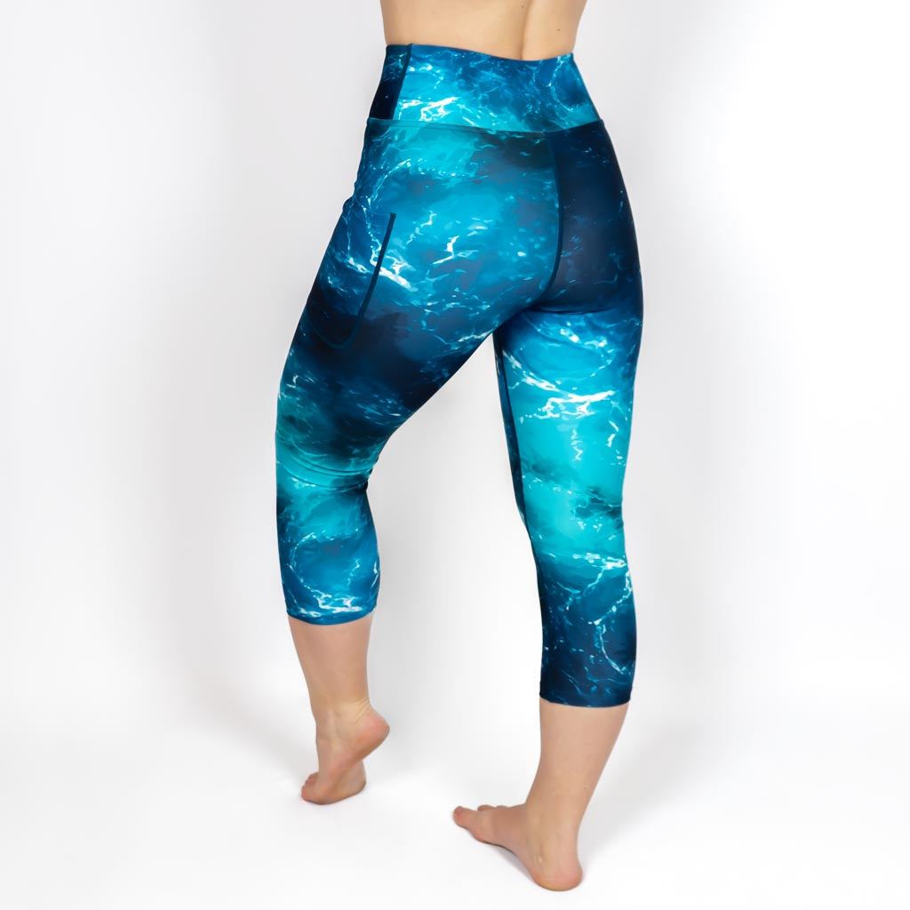 Kvinde i højtaljede mønstrede capris. Capris har lommer på begge sider. Meget elastiske og squat proof.