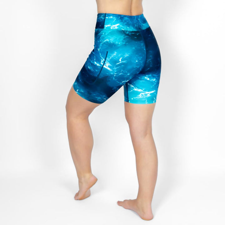 Kvinde i højtaljede mønstrede shorts. Shorts har lommer på begge sider. Meget elastiske og squat proof.