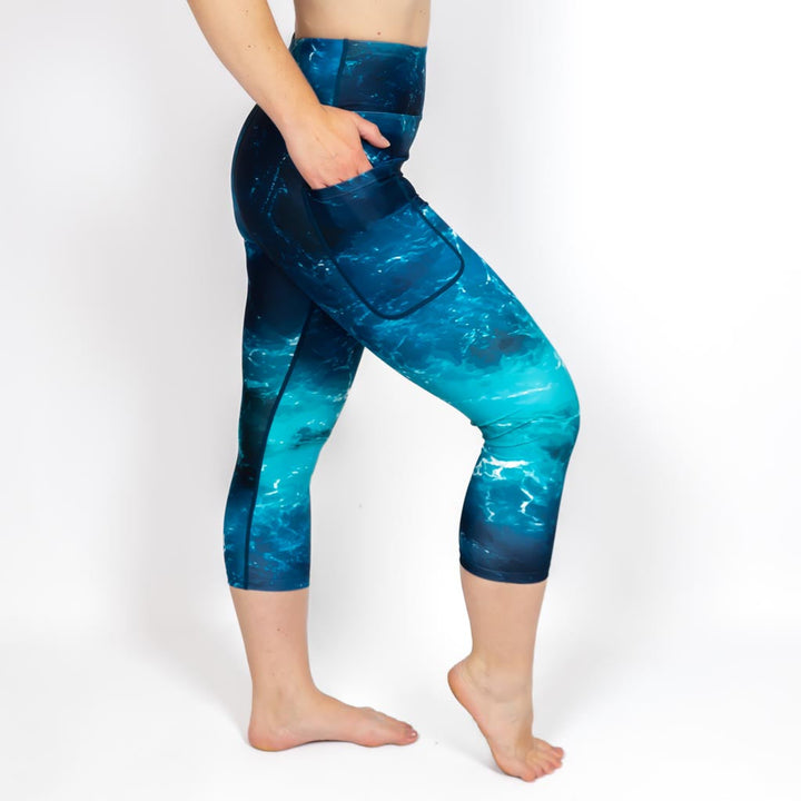 Kvinde i højtaljede mønstrede capris. Capris har lommer på begge sider. Meget elastiske og squat proof.