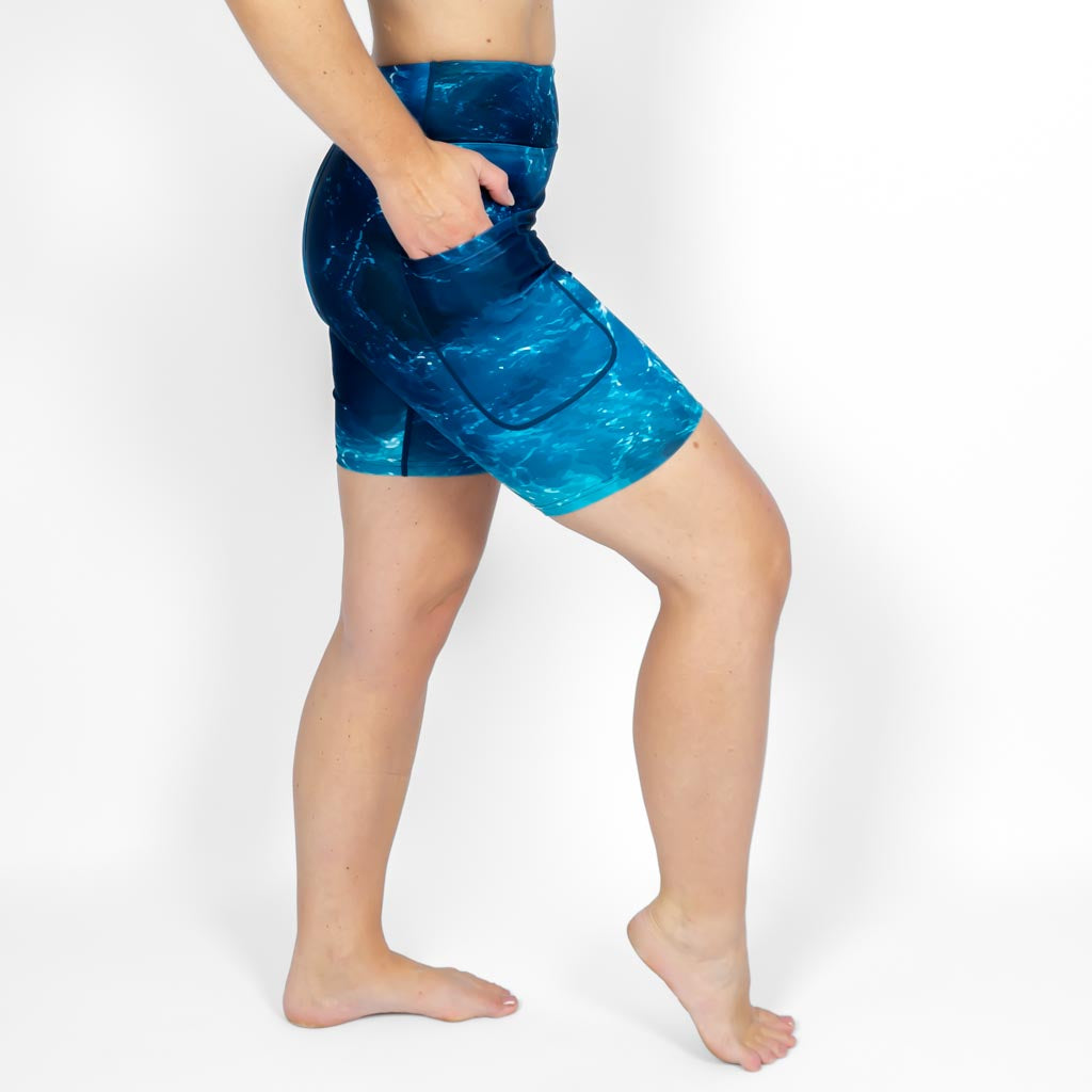 Kvinde i højtaljede mønstrede shorts. Shorts har lommer på begge sider. Meget elastiske og squat proof.