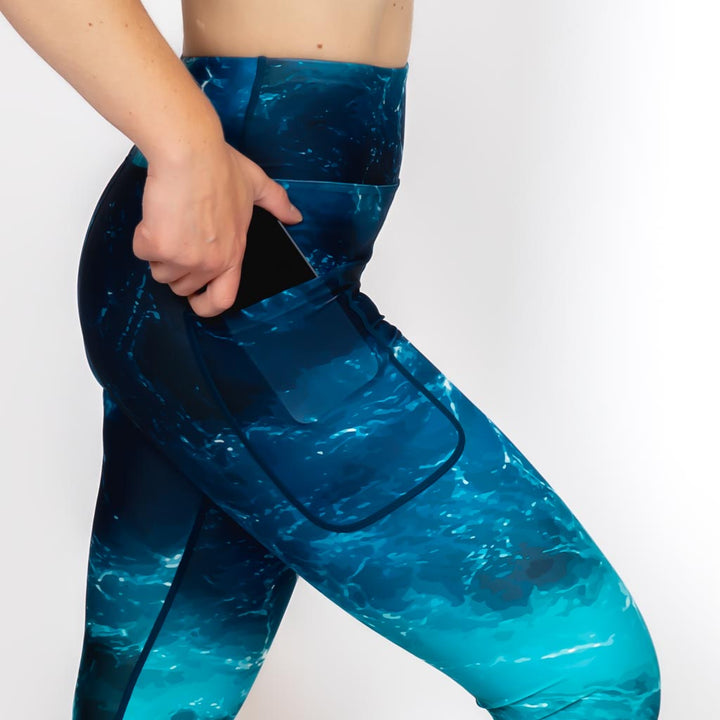 Kvinde i højtaljede mønstrede capris. Capris har lommer på begge sider. Meget elastiske og squat proof.