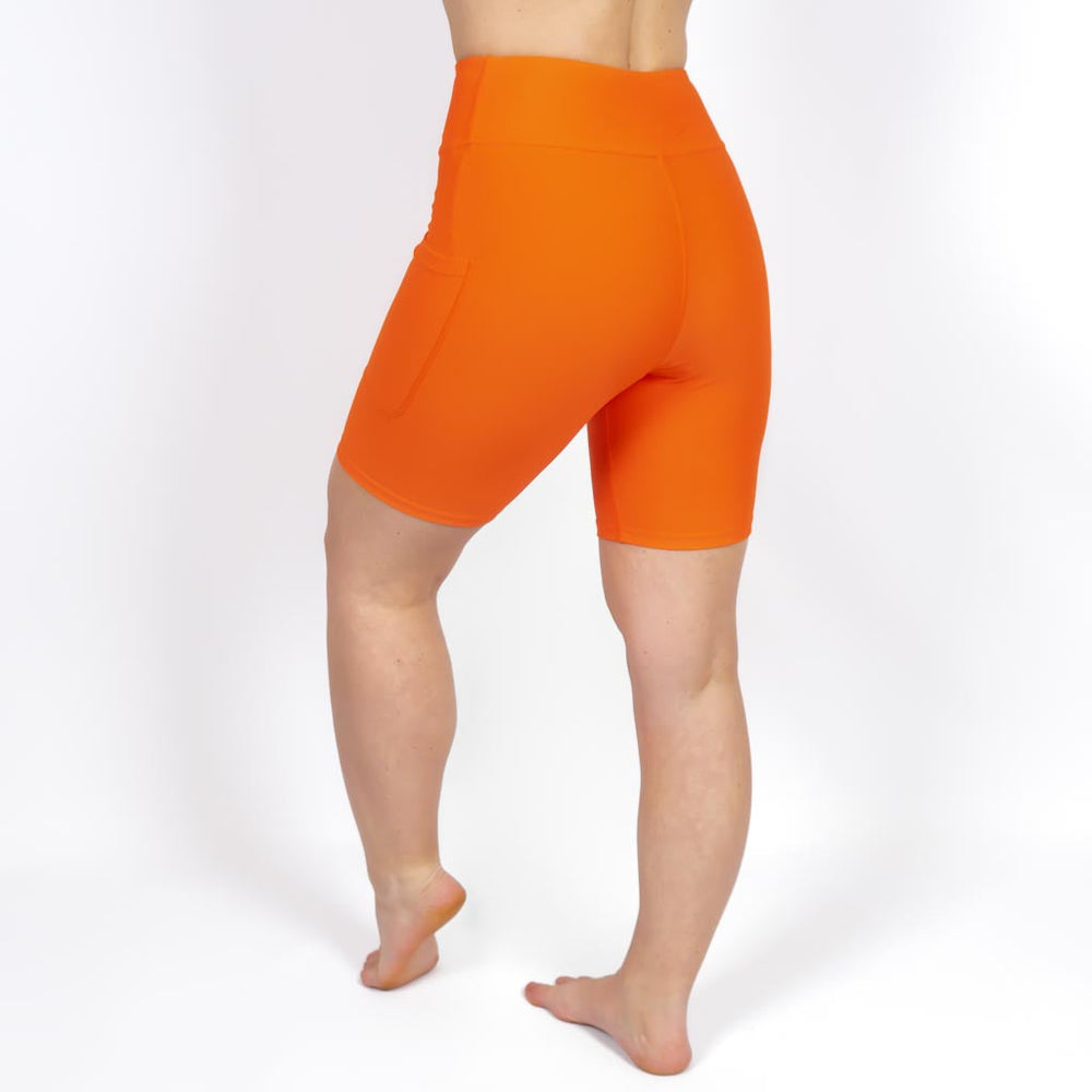 Kvinde i højtaljede ensfarvet shorts. Shorts har lommer på begge sider. Meget elastiske og squat proof.