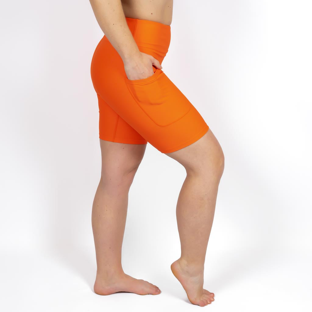 Kvinde i højtaljede ensfarvet shorts. Shorts har lommer på begge sider. Meget elastiske og squat proof.