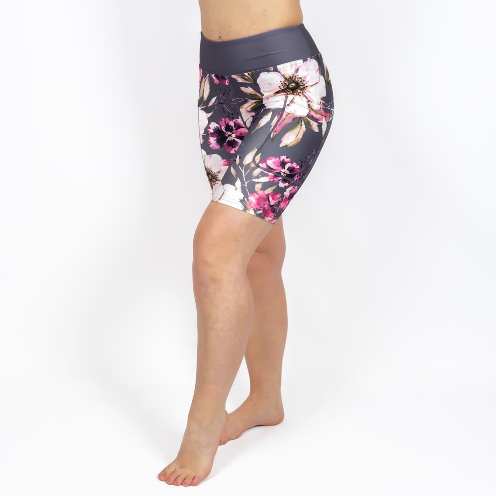 Kvinde i højtaljede mønstrede shorts. Shorts har lommer på begge sider. Meget elastiske og squat proof.
