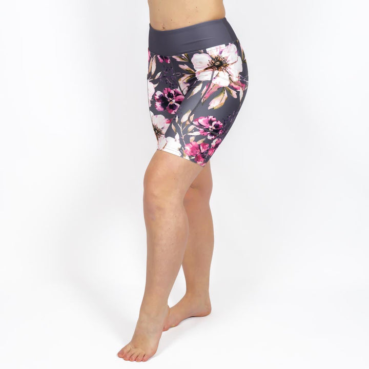 Kvinde i højtaljede mønstrede shorts. Shorts har lommer på begge sider. Meget elastiske og squat proof.