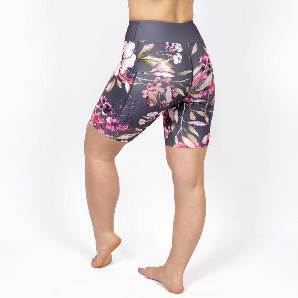 Kvinde i højtaljede mønstrede shorts. Shorts har lommer på begge sider. Meget elastiske og squat proof.
