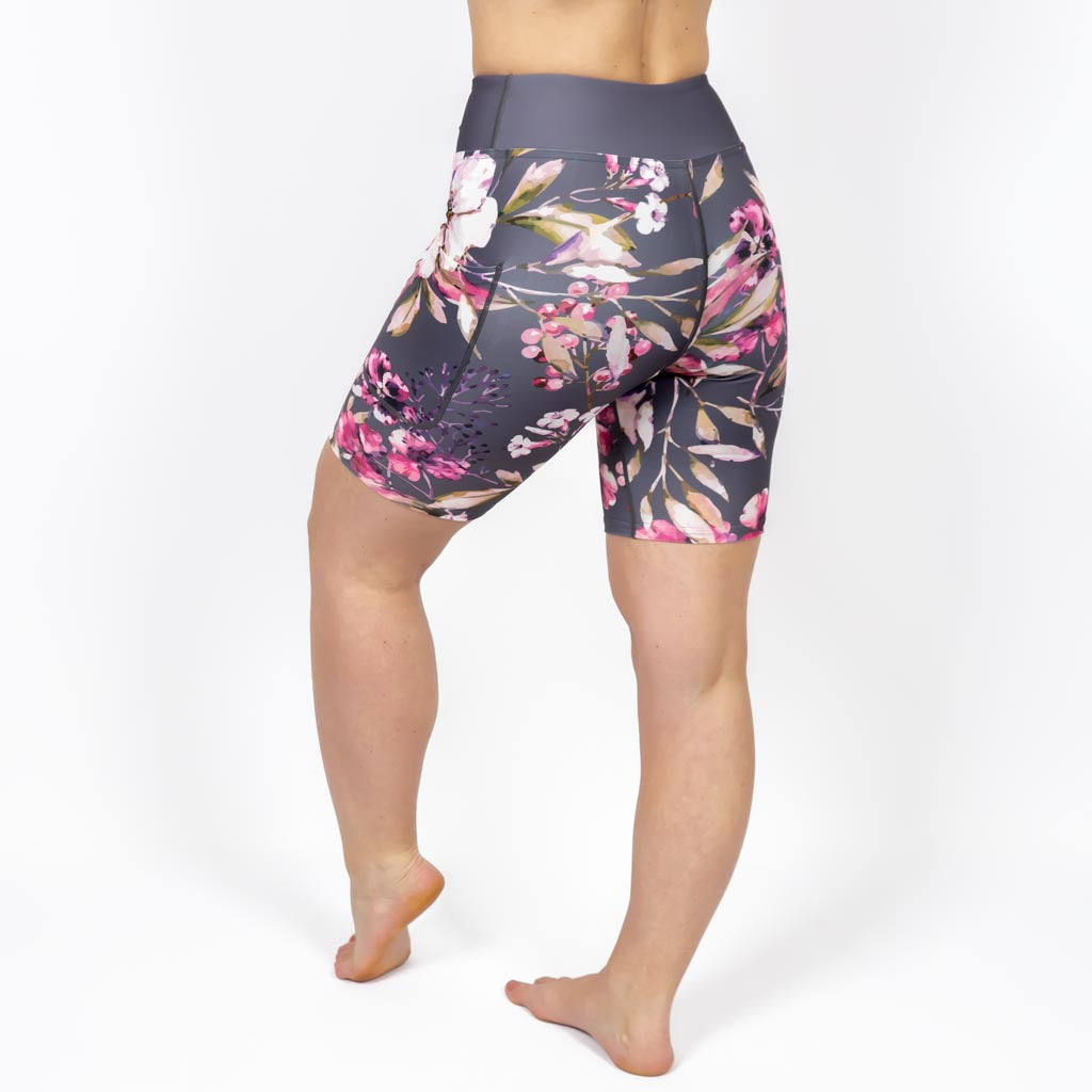 Kvinde i højtaljede mønstrede shorts. Shorts har lommer på begge sider. Meget elastiske og squat proof.