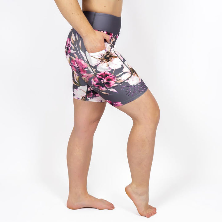 Kvinde i højtaljede mønstrede shorts. Shorts har lommer på begge sider. Meget elastiske og squat proof.