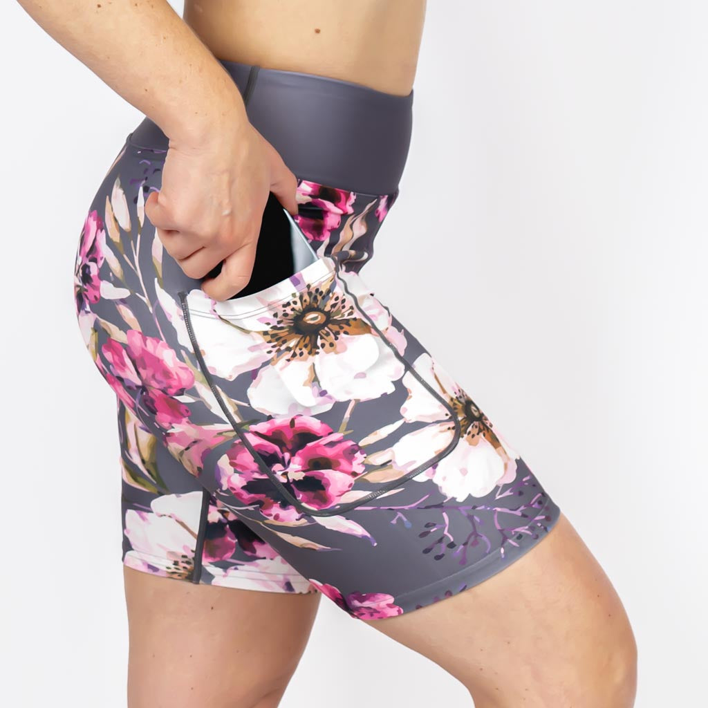Kvinde i højtaljede mønstrede shorts. Shorts har lommer på begge sider. Meget elastiske og squat proof.