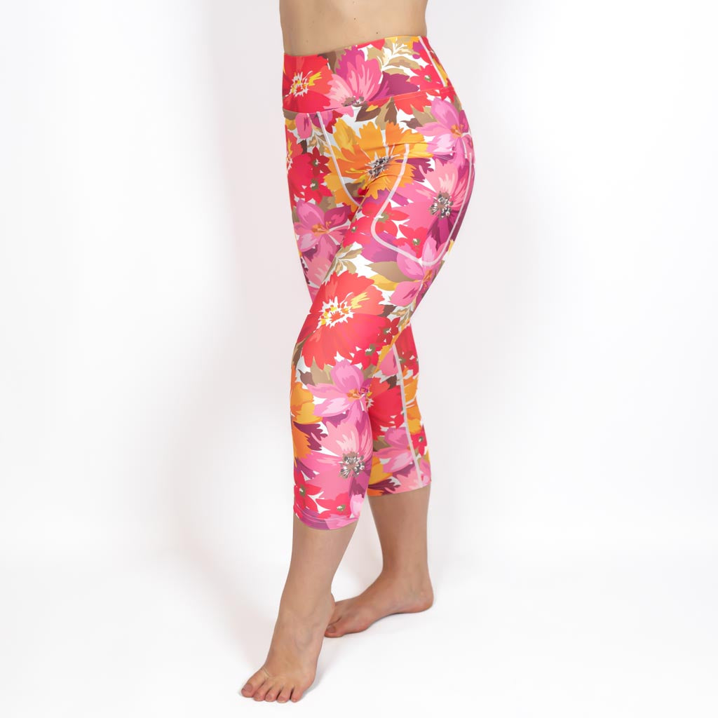 Kvinde i højtaljede mønstrede capris. Capris har lommer på begge sider. Meget elastiske og squat proof.