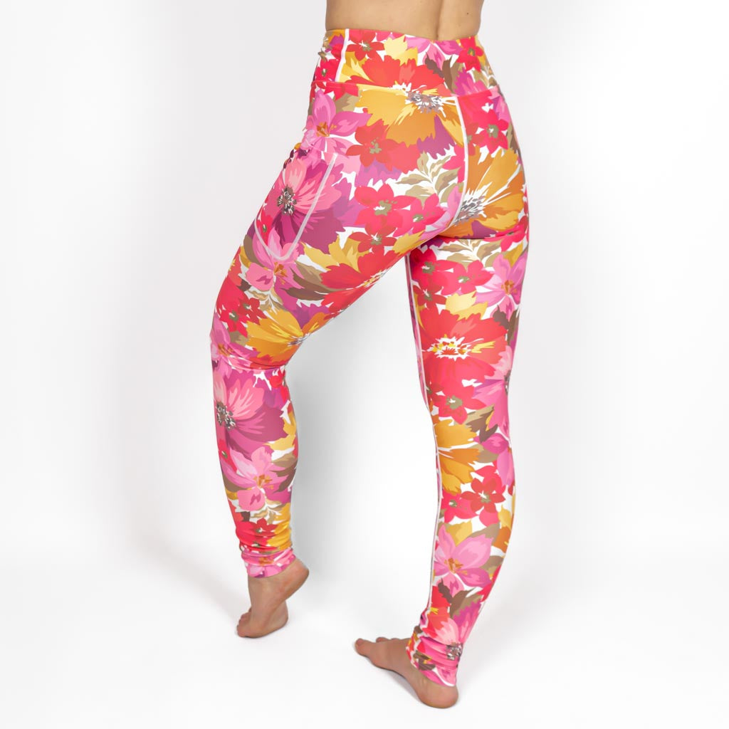 Kvinde i højtaljede mønstrede leggings. Tights har lommer på begge sider. Meget elastiske og squat proof.