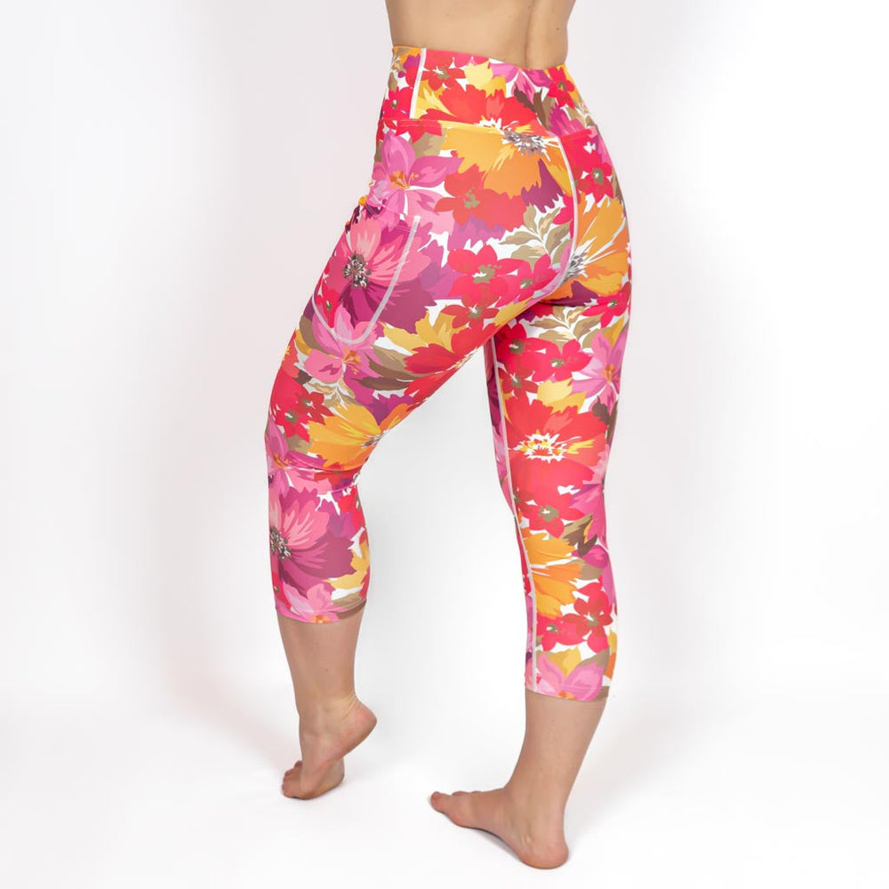 Kvinde i højtaljede mønstrede capris. Capris har lommer på begge sider. Meget elastiske og squat proof.