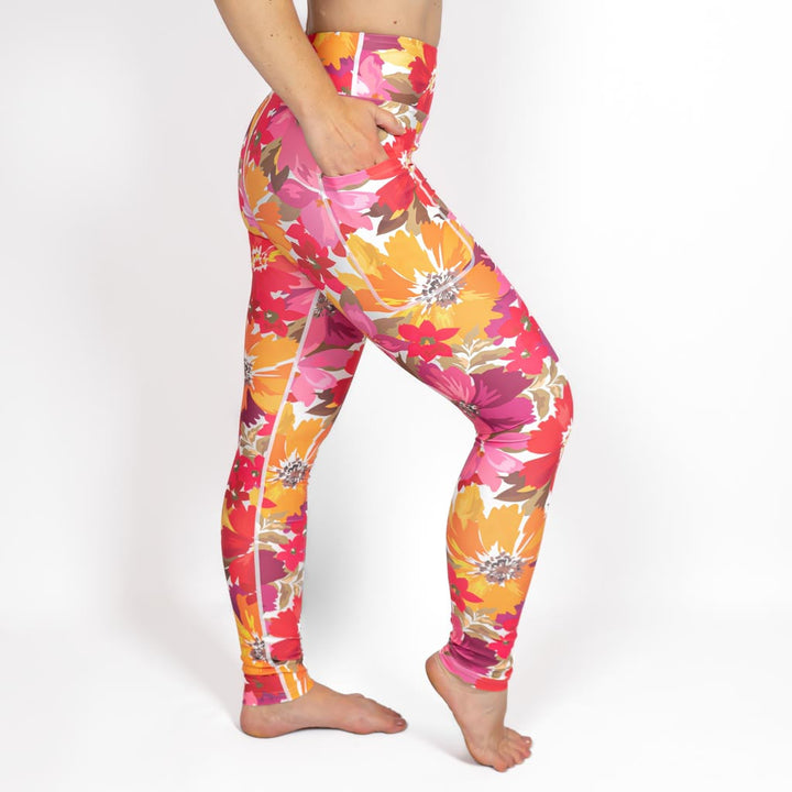 Kvinde i højtaljede mønstrede leggings. Tights har lommer på begge sider. Meget elastiske og squat proof.