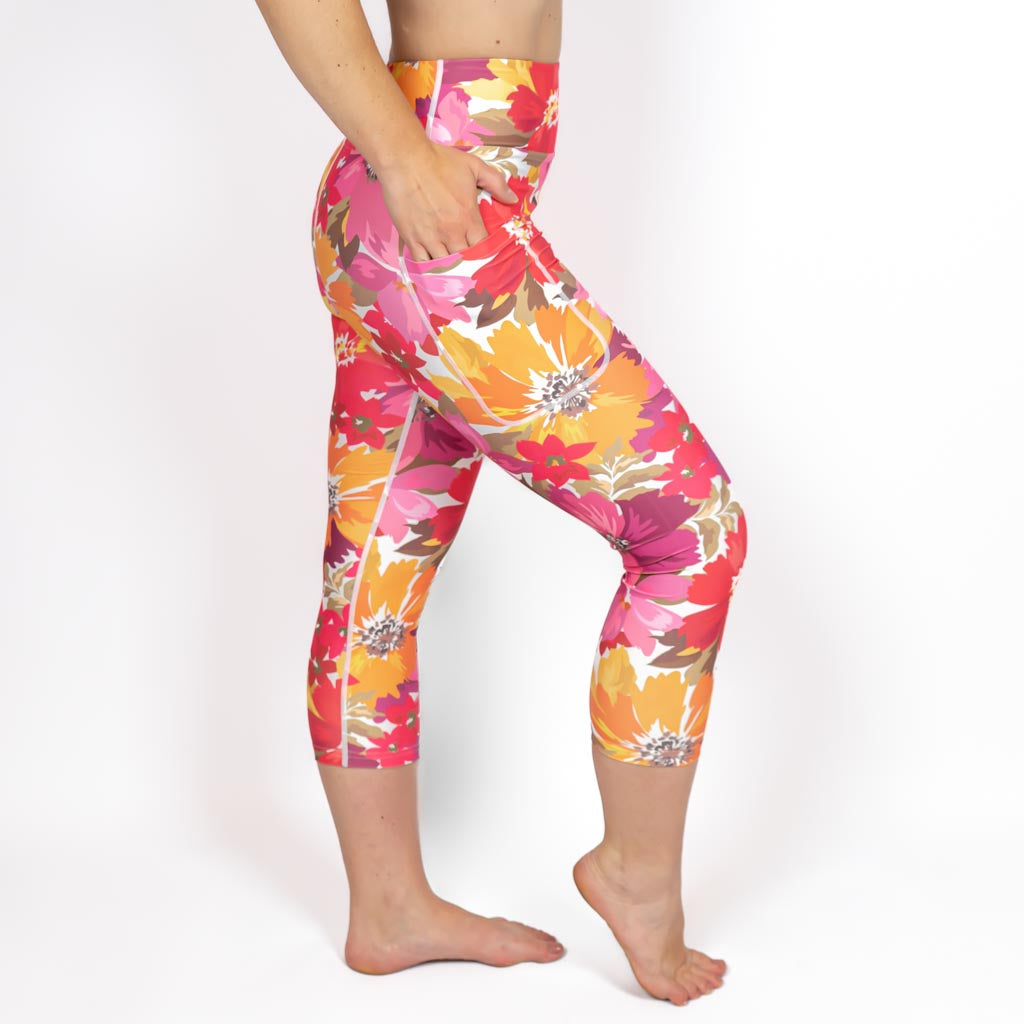 Kvinde i højtaljede mønstrede capris. Capris har lommer på begge sider. Meget elastiske og squat proof.