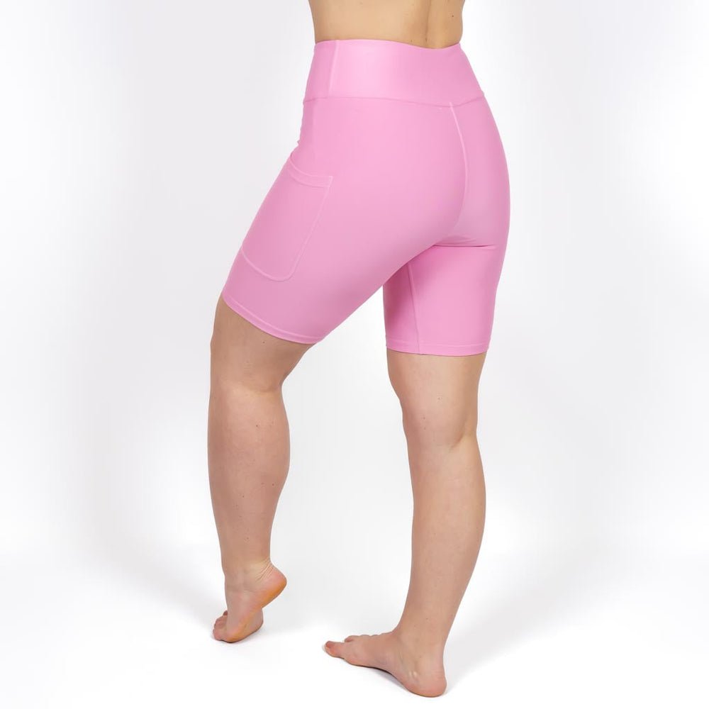 Kvinde i højtaljede ensfarvet capris. Capris har lommer på begge sider. Meget elastiske og squat proof.