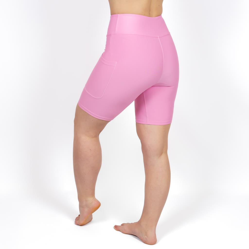 Kvinde i højtaljede ensfarvet capris. Capris har lommer på begge sider. Meget elastiske og squat proof.