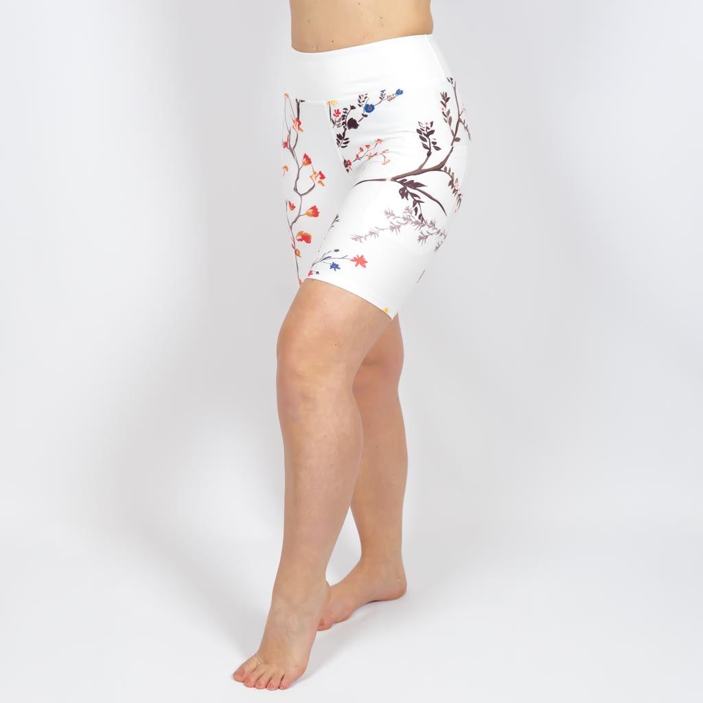 Kvinde i højtaljede mønstrede shorts. Shorts har lommer på begge sider. Meget elastiske og squat proof.