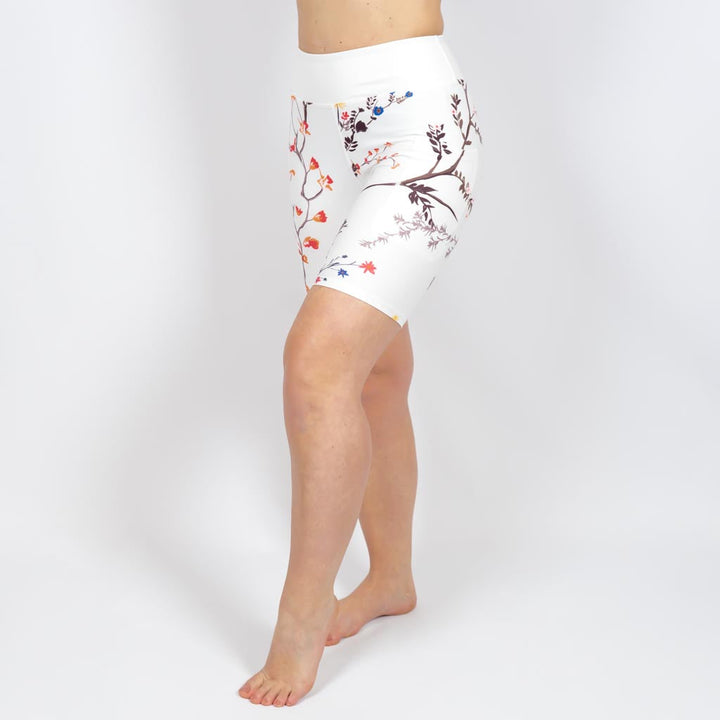 Kvinde i højtaljede mønstrede shorts. Shorts har lommer på begge sider. Meget elastiske og squat proof.