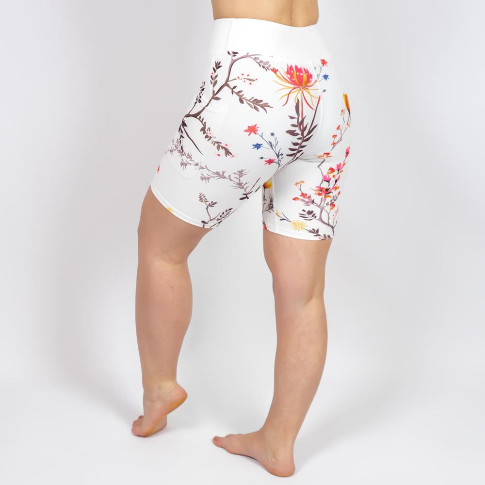 Kvinde i højtaljede mønstrede shorts. Shorts har lommer på begge sider. Meget elastiske og squat proof.