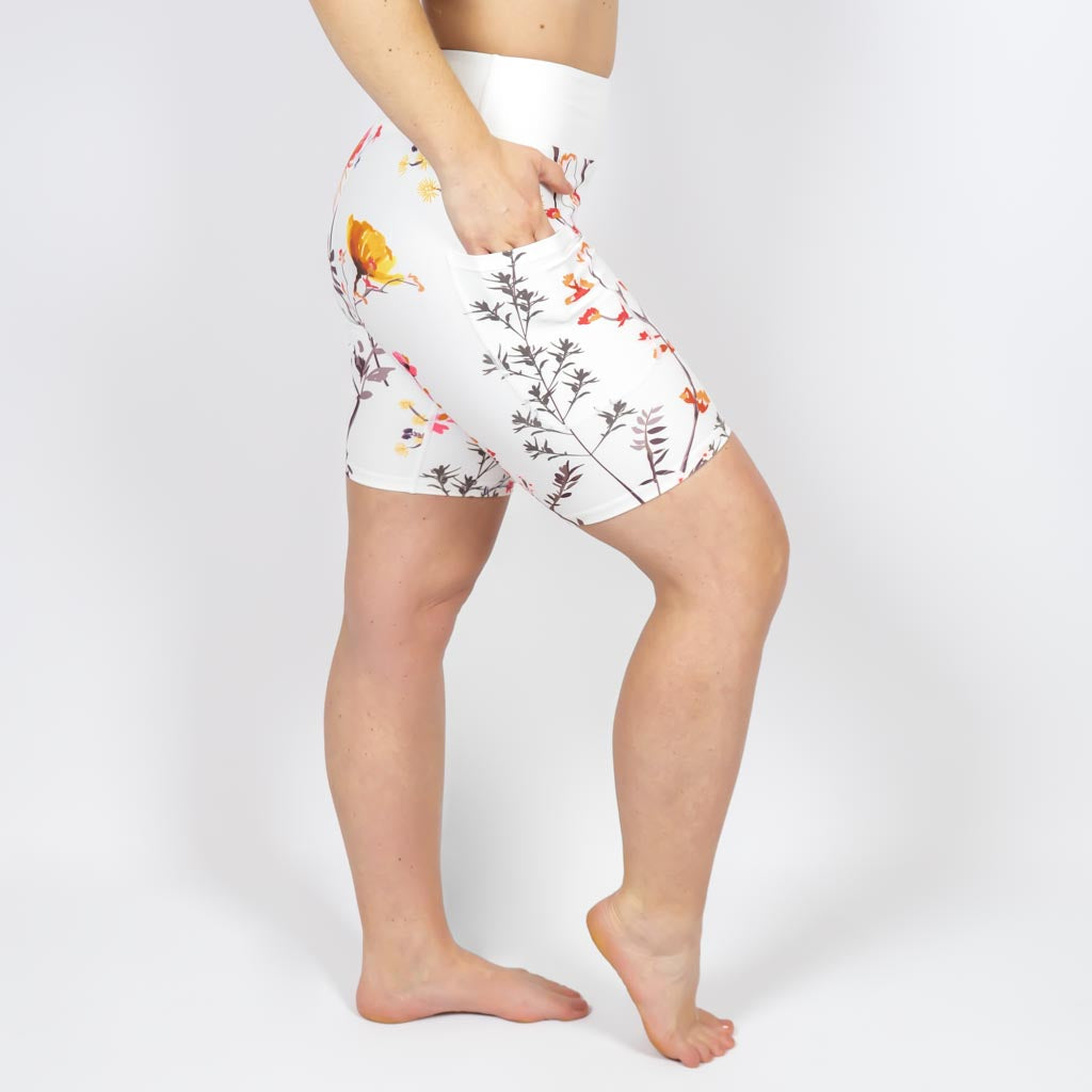 Kvinde i højtaljede mønstrede shorts. Shorts har lommer på begge sider. Meget elastiske og squat proof.