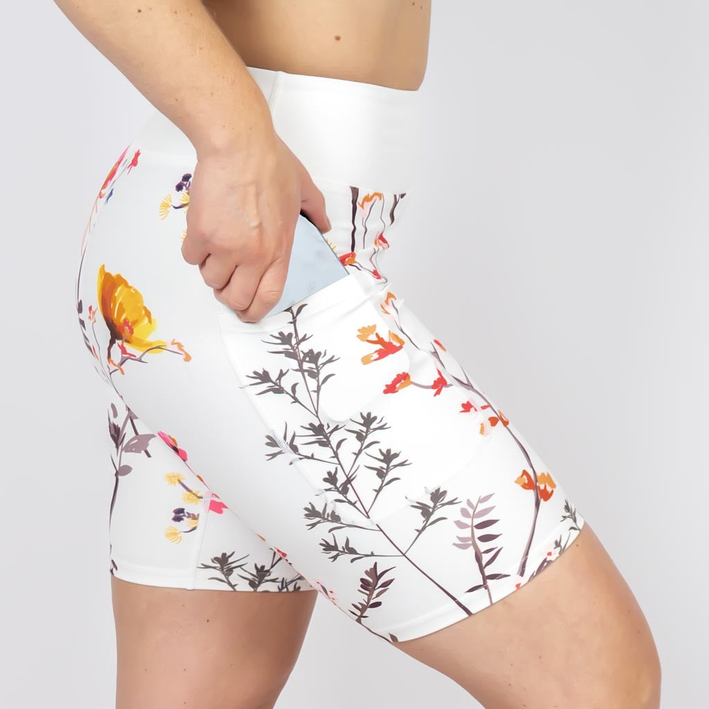 Kvinde i højtaljede mønstrede shorts. Shorts har lommer på begge sider. Meget elastiske og squat proof.