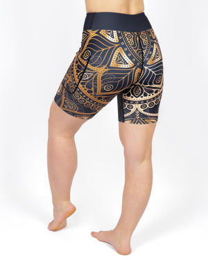 Kvinde i højtaljede mønstrede shorts. Shorts har lommer på begge sider. Meget elastiske og squat proof.