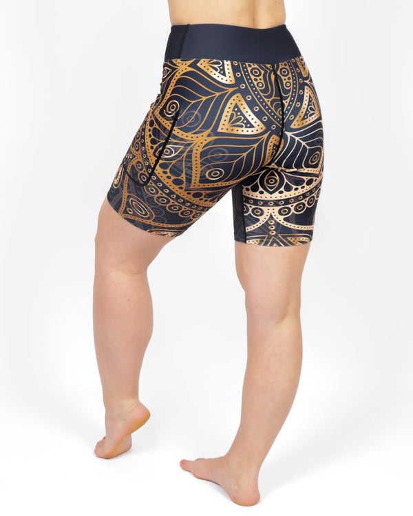 Kvinde i højtaljede mønstrede shorts. Shorts har lommer på begge sider. Meget elastiske og squat proof.