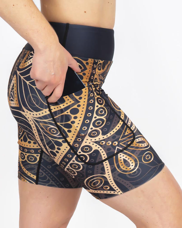 Kvinde i højtaljede mønstrede shorts. Shorts har lommer på begge sider. Meget elastiske og squat proof.