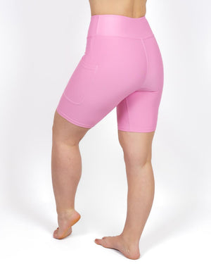 Kvinde i højtaljede ensfarvet capris. Capris har lommer på begge sider. Meget elastiske og squat proof.